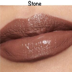 💋 STONE a M·A·CXIMAL SLEEK SATIN LIPSTICK. **NEW IN THE BOX.